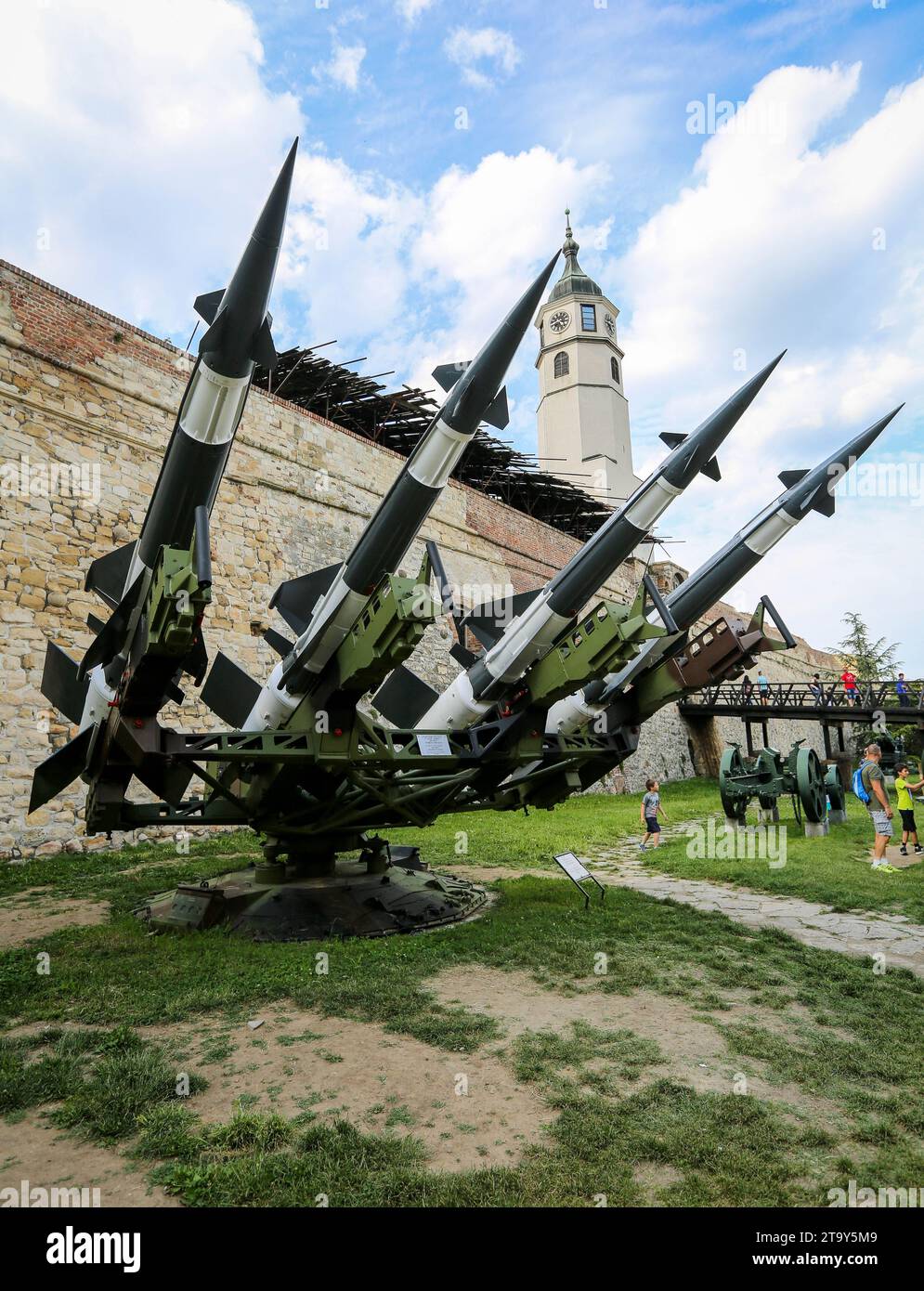 Belgrader Festung Militärmuseum: Serbische Armee S-125 Neva/Pechora Oberfläche-Luft-Raketenwerfer Verteidigungssystem & Uhrturm, Kalemegdan Park, Serbien Stockfoto