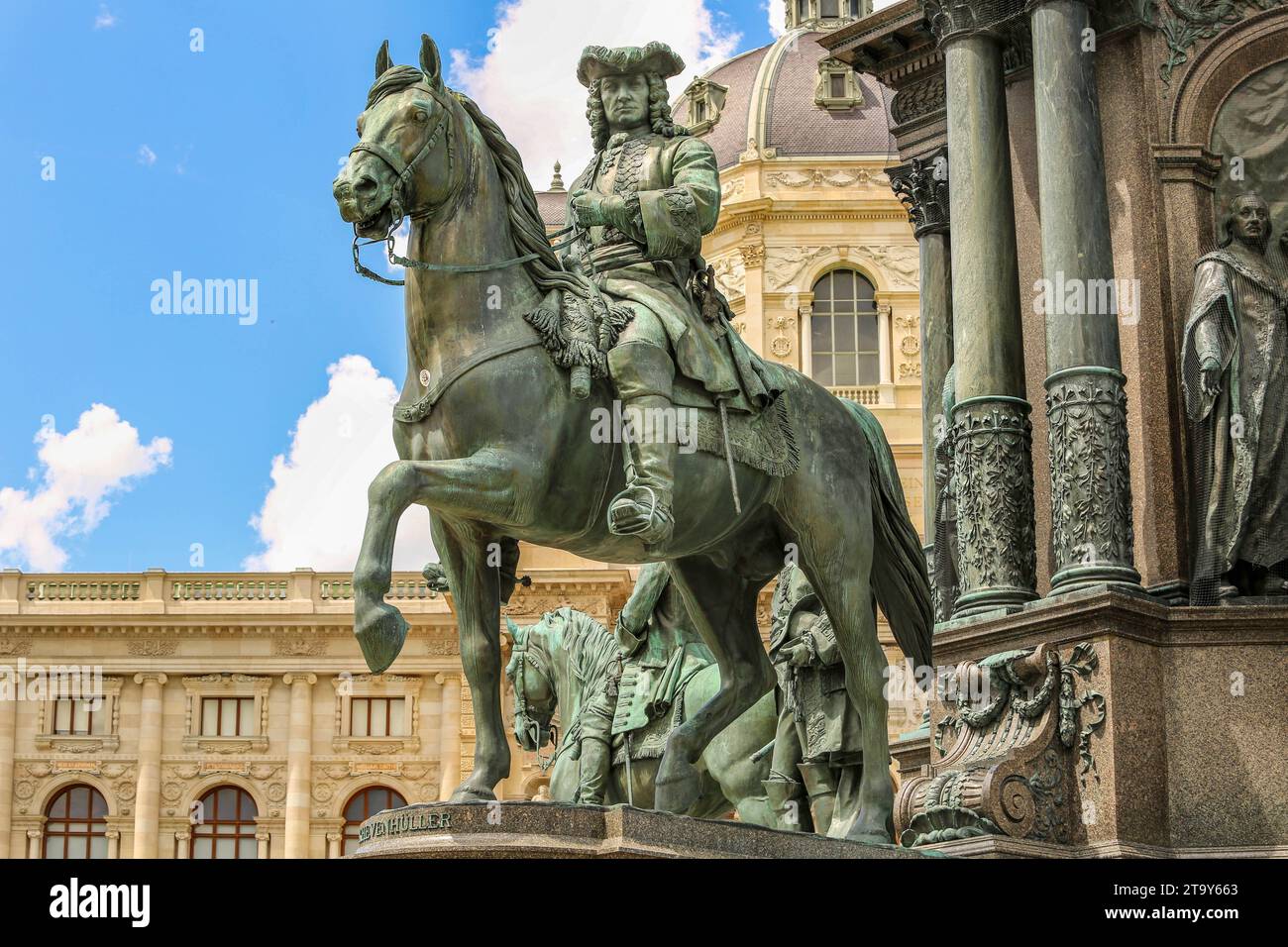 Bronzestatue des Feldmarschalls Ludwig Andreas Khevenhüller, Skulpturendetail des Kaisers Maria Theresia Denkmal (Denkmal), Wien, Österreich Stockfoto
