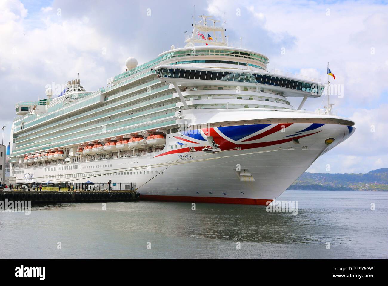 Kreuzfahrtschiff P&O AZURA in Bergen, Norwegen, UK Union Jack Rumpf Lackierung am Bug, Briitish Passenger, United Kingdom Cruises Market Stockfoto