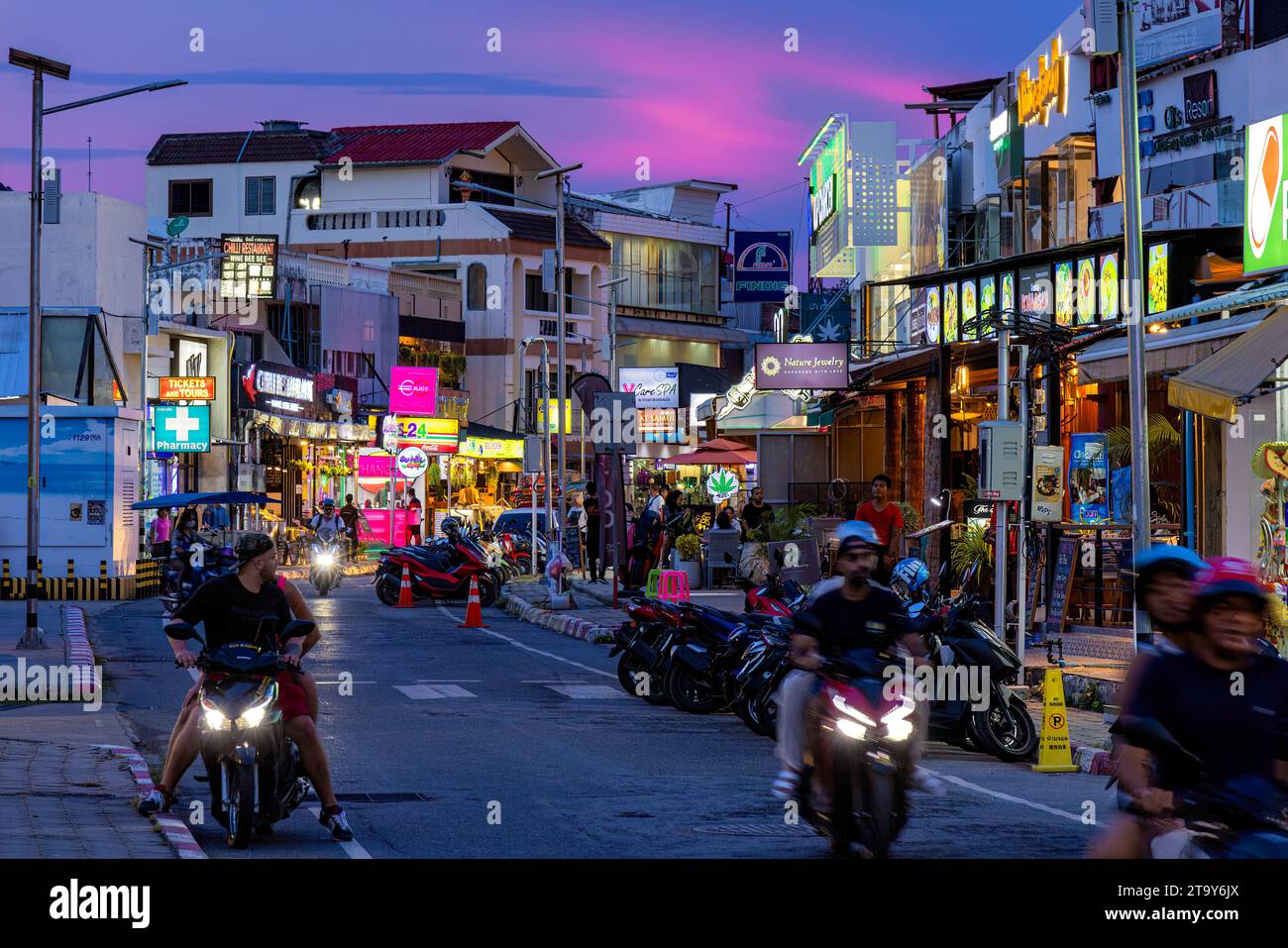 Verkehr auf der Chaweng Beach Road bei Sonnenuntergang, Ko Samui, Thailand Stockfoto
