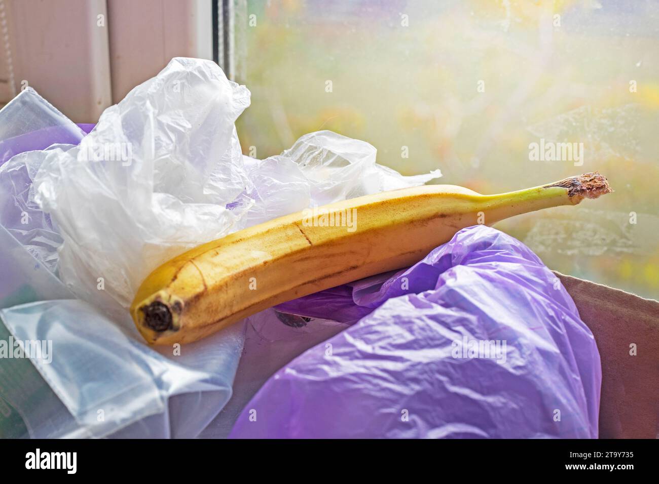 Banane liegt auf Plastiktüten. Ökologie Stockfoto