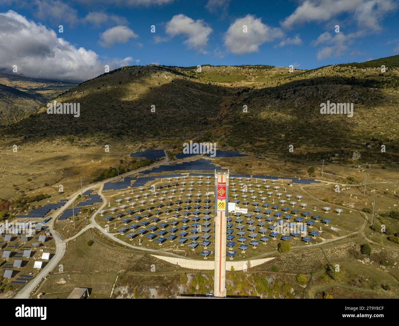 Luftaufnahme des Solarkraftwerks Thémis Solar Innovation in der Nähe von Targasonne in der französischen Cerdagne (Pyrénées-Orientales, Occitanie, Frankreich) Stockfoto