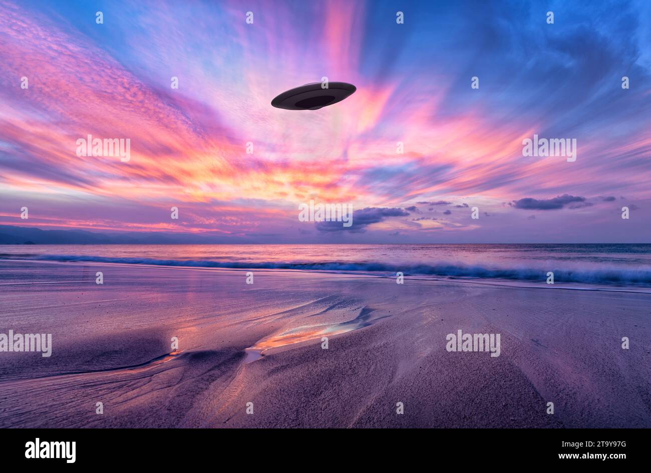 Eine unbekannte Flying Object Untertasse schwebt in Einem surrealen Himmel am Strand Stockfoto