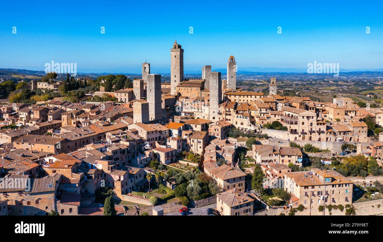 Stadt San Gimignano, Toskana, Italien mit seinen berühmten mittelalterlichen Türmen. Luftaufnahme des mittelalterlichen Dorfes San Gimignano, ein UNESCO-Weltkulturerbe S Stockfoto