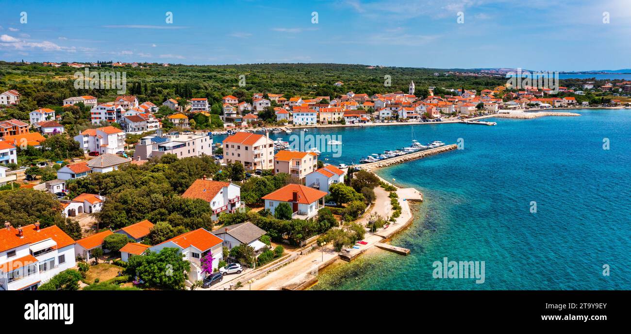 Petrcane Dorf Touristenziel Küste Luftpanorama Blick, Dalmatien Region von Kroatien. Draufsicht auf das Dorf Petrcane, Kroatien. Petrca Stockfoto