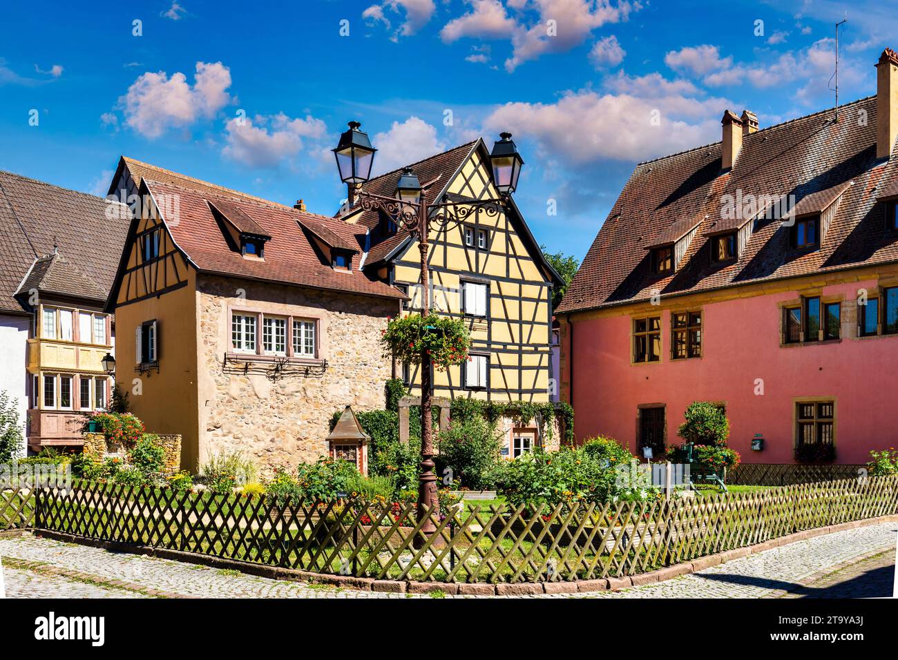 Traditionelles Fachwerkhaus in Turckheim, Elsass, Frankreich. Eine der berühmten Städte im Elsass, malerische Route in der Nähe von Colmar, Frankreich. Farbenfrohes traditionelles fre Stockfoto