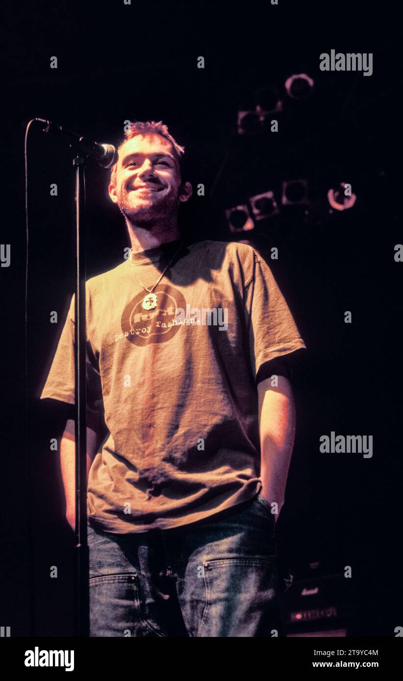 Sänger Damon Albarn am Eröffnungsabend von Blur auf ihrer kurzen Millennium Celebration Singles Night Tour im Newport Centre in Wales, Großbritannien am 4. Dezember 1999. Foto: Rob Watkins. Auf dieser Tour spielte die legendäre Britpop-Band nur eine Handvoll kleiner Veranstaltungsdaten und das Set bestand aus all ihren Singles, die in chronologischer Reihenfolge gespielt wurden. In Newport bedauerte die Band, Country House und Charmless man spielen zu müssen! Stockfoto