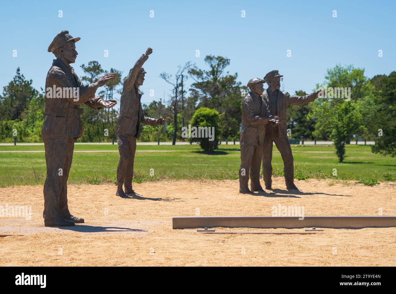 Statuen und Monument to the Famous First Flight am Wright Brothers National Memorial in North Carolina Stockfoto