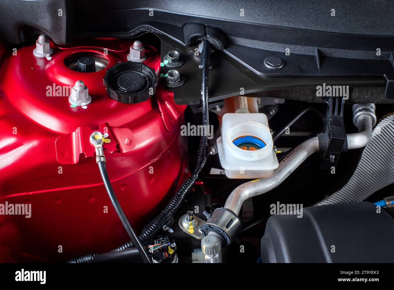 Bremsflüssigkeitsbehälter geöffnet, Bremsflüssigkeit prüfen. Fahrzeugwartungskonzept. Stockfoto