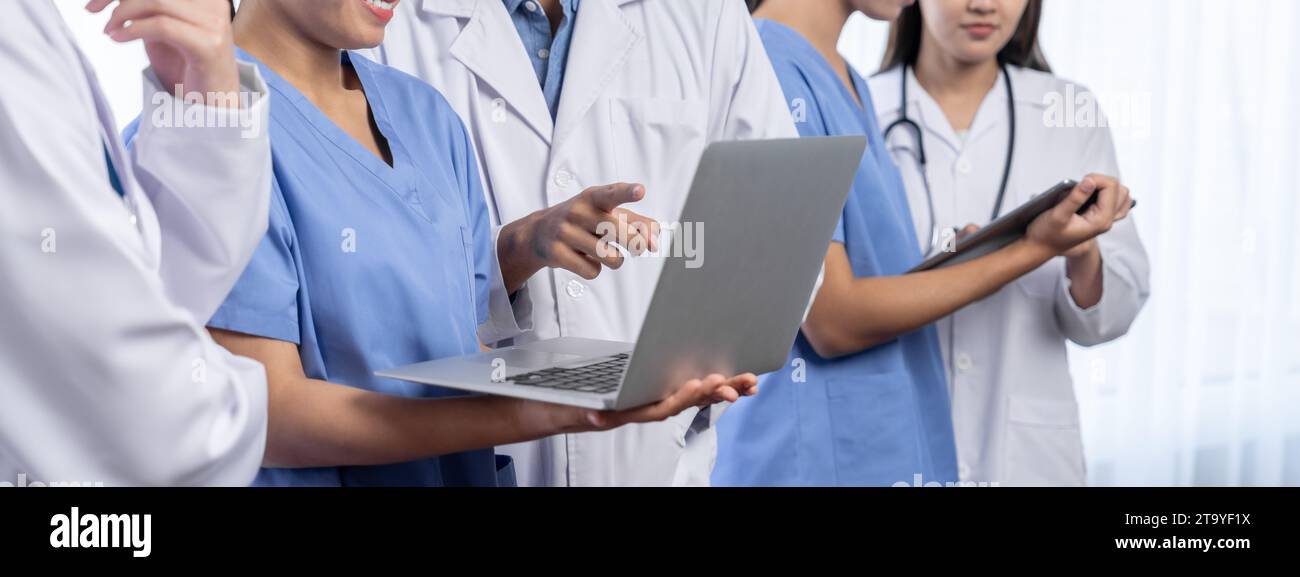 Medizinisches Team mit Ärzteschwester und Spezialisten im Gesundheitswesen arbeiten im Krankenhaus mit Laptop und Tablet zusammen. Medizinischer Arbeitsplatz und Stockfoto