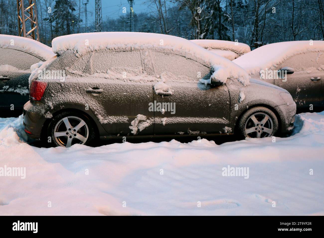 Niedernhausen, Deutschland. November 2023. Schnee liegt auf geparkten Autos auf einem Parkplatz. Schnee und vereiste Straßen haben in Teilen Deutschlands zu chaotischen Bedingungen geführt. Hessen ist besonders betroffen. Quelle: Jörg Halisch/dpa/Alamy Live News Stockfoto