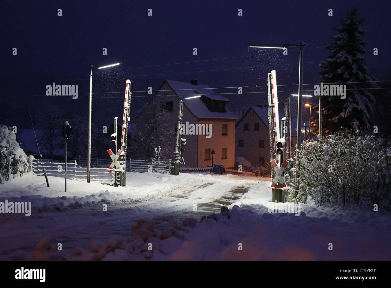 Niedernhausen, Deutschland. November 2023. Ein schneebedeckter Bahnübergang auf der Regionalbahn zwischen Niedernhausen und Limburg. Schnee und vereiste Straßen haben in Teilen Deutschlands zu chaotischen Bedingungen geführt. Hessen ist besonders betroffen. Quelle: Jörg Halisch/dpa/Alamy Live News Stockfoto