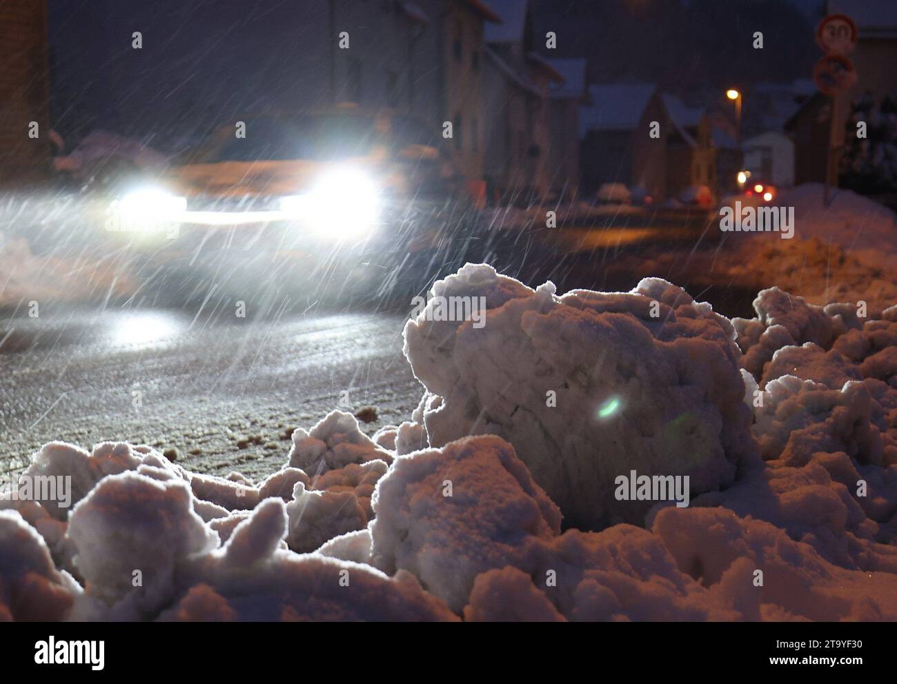 Niedernhausen, Deutschland. November 2023. Ein Auto fährt mit Gehgeschwindigkeit über eine freigelegte Straße. Schnee und vereiste Straßen haben in Teilen Deutschlands zu chaotischen Bedingungen geführt. Hessen ist besonders betroffen. Quelle: Jörg Halisch/dpa/Alamy Live News Stockfoto