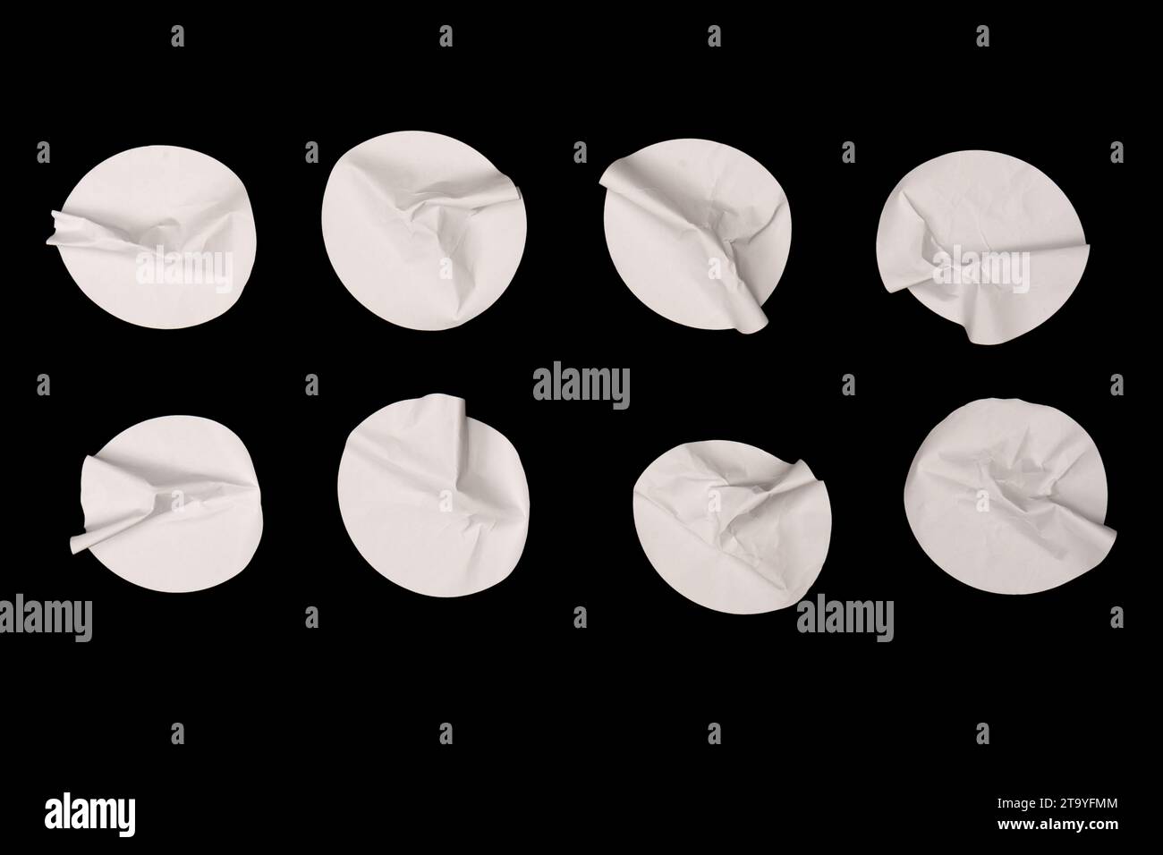 Runde weiße Aufkleber, leere Etiketten isoliert auf weißem Hintergrund. Draufsicht. Stockfoto