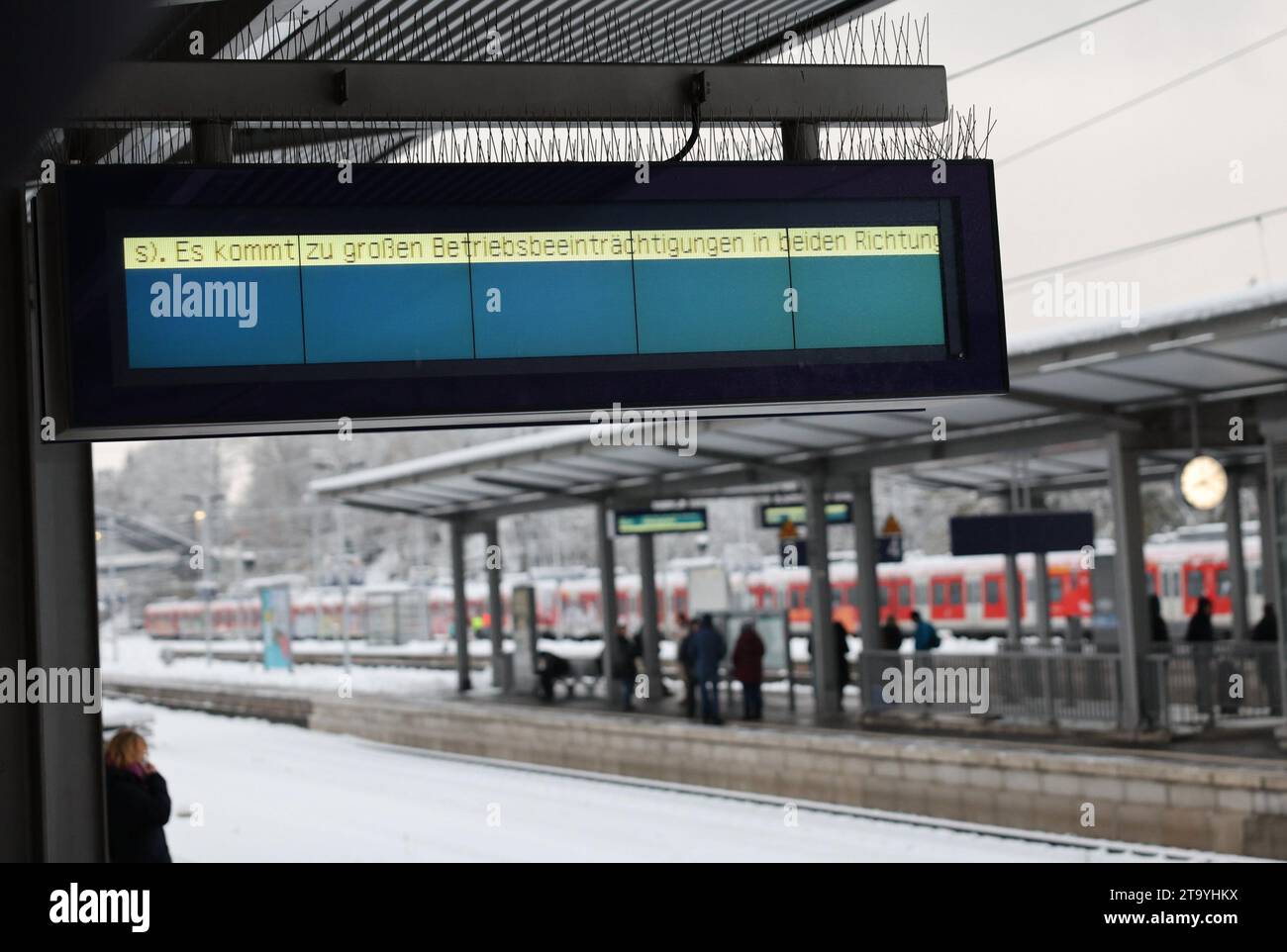 Niedernhausen, Deutschland. November 2023. Eine Anzeigetafel am Bahnhof zeigt Störungen des Zugverkehrs an. Schnee und vereiste Straßen haben in Teilen Deutschlands zu chaotischen Bedingungen geführt. Hessen ist besonders betroffen. Quelle: Jörg Halisch/dpa/Alamy Live News Stockfoto