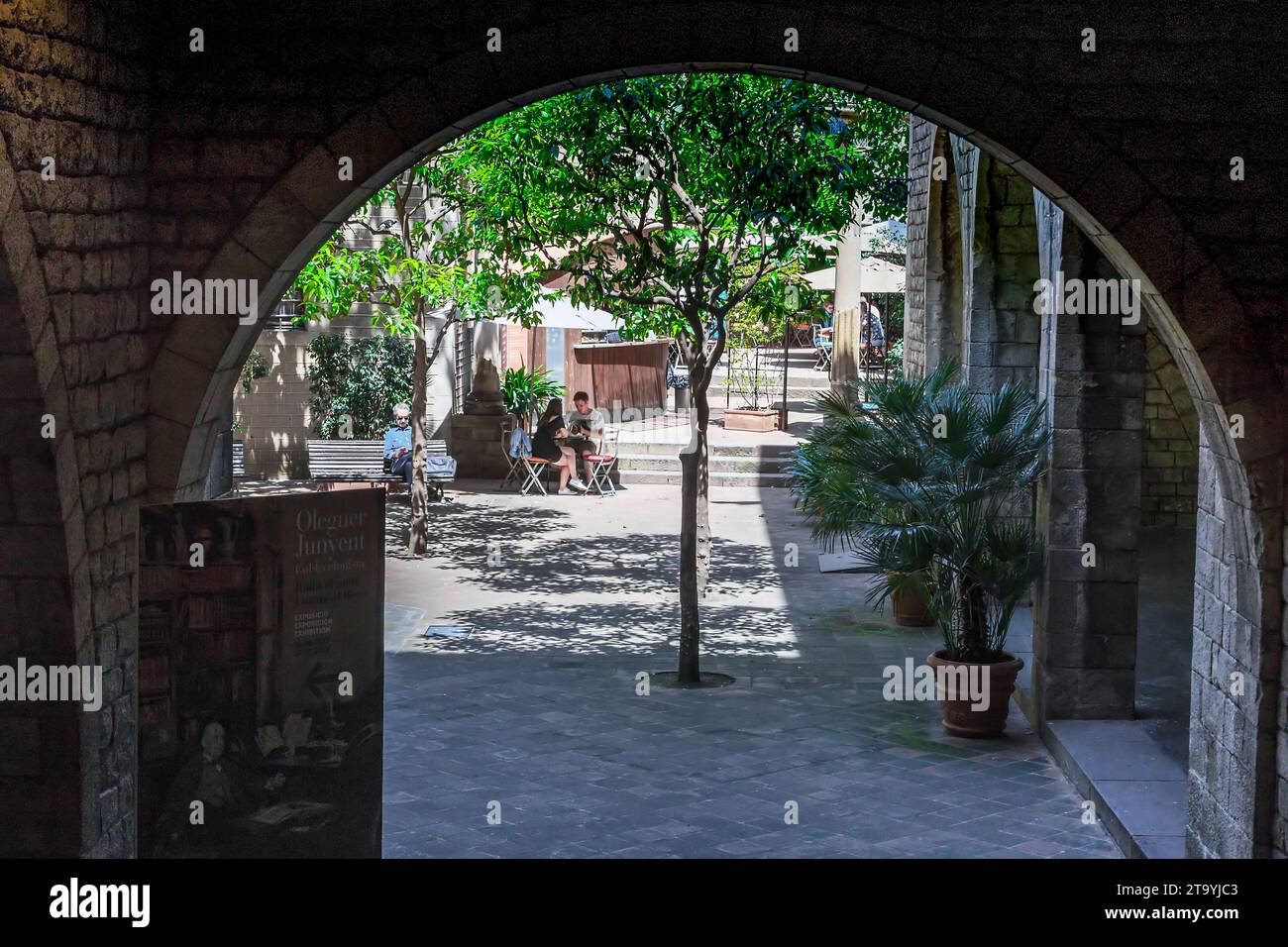 BARCELONA, SPANIEN - 17. MAI 2017: Dies ist eine gewölbte Passage im Innenhof des Palastes der Grafen von Barcelona im gotischen Viertel. Stockfoto