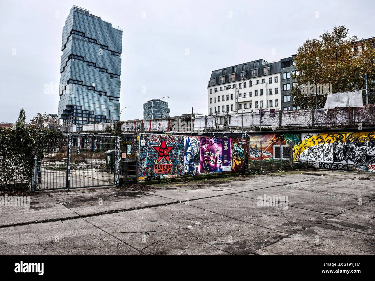 RAW Gelaende Berlin, 27.11.2023 - RAW Gelaende, im Hintergrund der Amazon Tower. Berlin Berlin Deutschland *** RAW Gelaende Berlin, 27 11 2023 RAW Gelaende, im Hintergrund The Amazon Tower Berlin Berlin Deutschland Credit: Imago/Alamy Live News Stockfoto