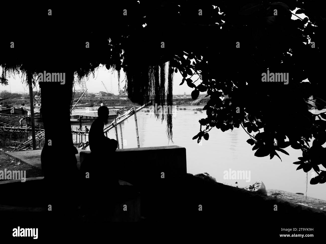 Traditionelle Frachtbootstation am Ufer. Eine malerische Szene entfaltet sich entlang des Flusses von Bangladesch, während traditionelle Frachtschiffe Th finden Stockfoto