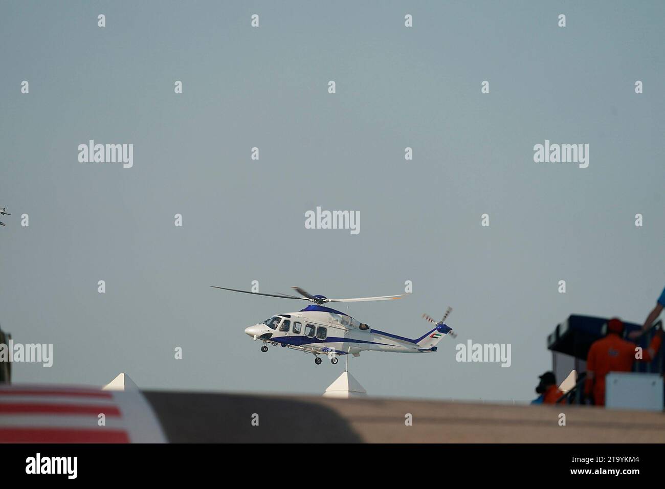 28. November 2023, Yas Marina Circuit, Abu Dhabi, Formel 1 Abu Dhabi Test 2023, im Bild ein Hubschrauber über die Strecke. Stockfoto
