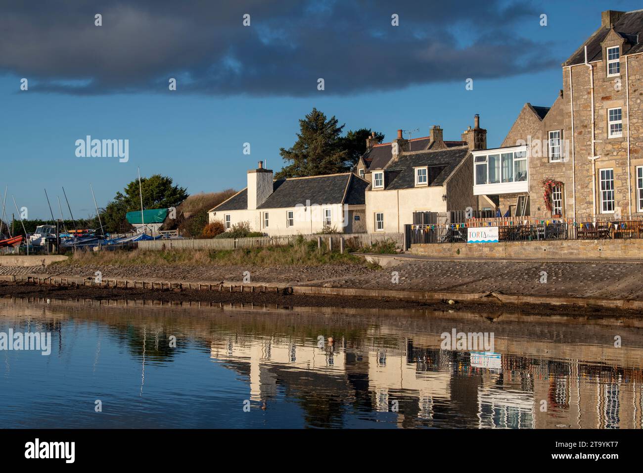 Häuser entlang der Findhorn Bay im späten Novemberlicht am späten Nachmittag. Findhorn, Morayshire, Schottland Stockfoto