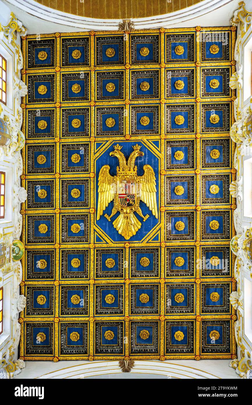 Goldene Kassettendecke (17. Jahrhundert) mit einem Doppeladler in der Mitte, das Wappen der Habsburger, in der Kathedrale von Agrigent (Cattedrale di San Gerlando) - Sizilien, Italien Stockfoto