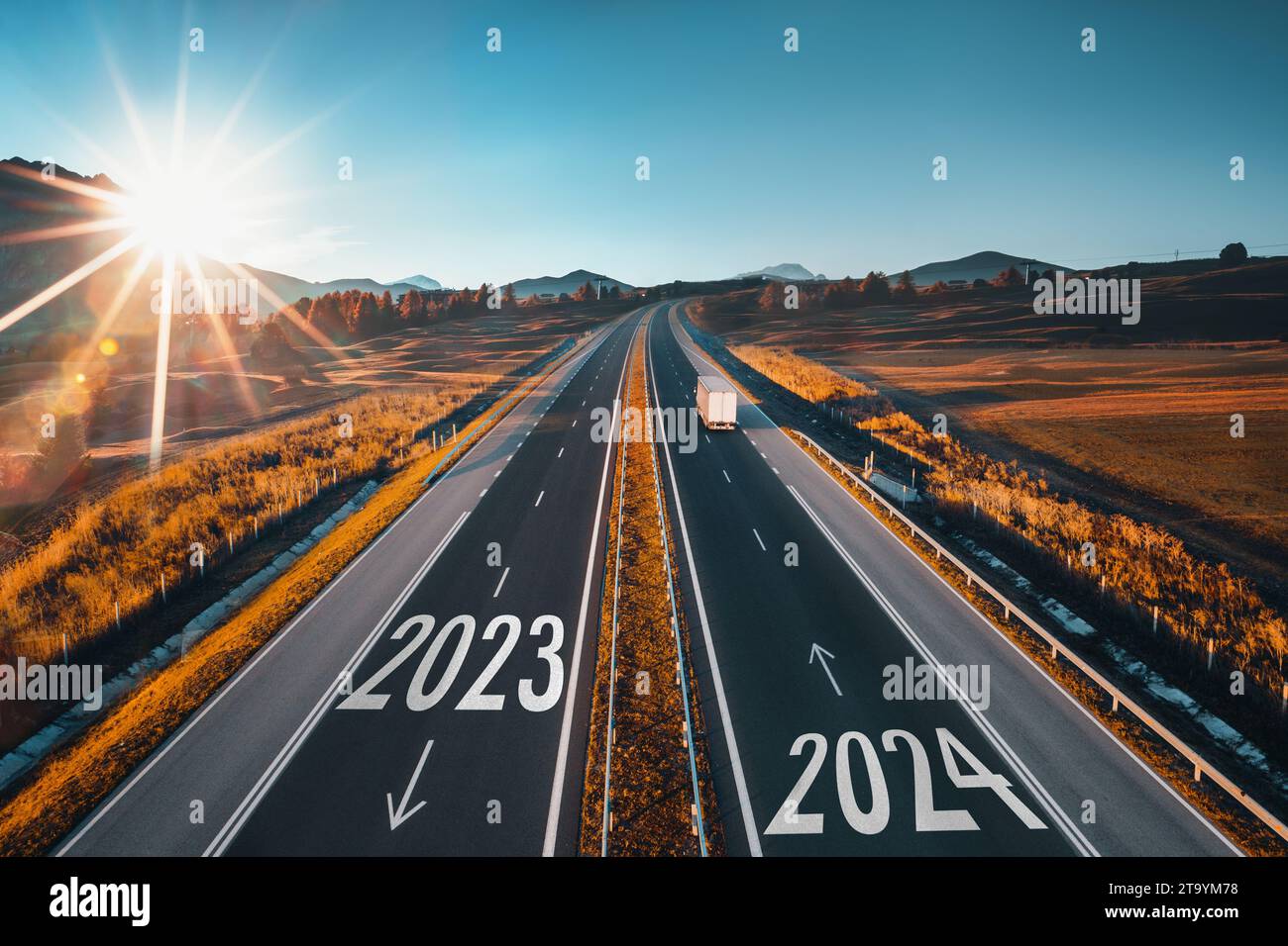 Fahrt auf offener Straße an einem schönen sonnigen Tag bis zum Neujahr 2024. Luftaufnahme Stockfoto