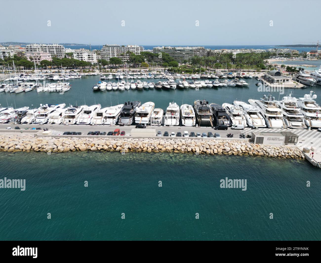 Superyachten vertäut Ende an Ende DIAMS Yachting Französisch Riviera Cannes Frane Drohne, Luft Stockfoto
