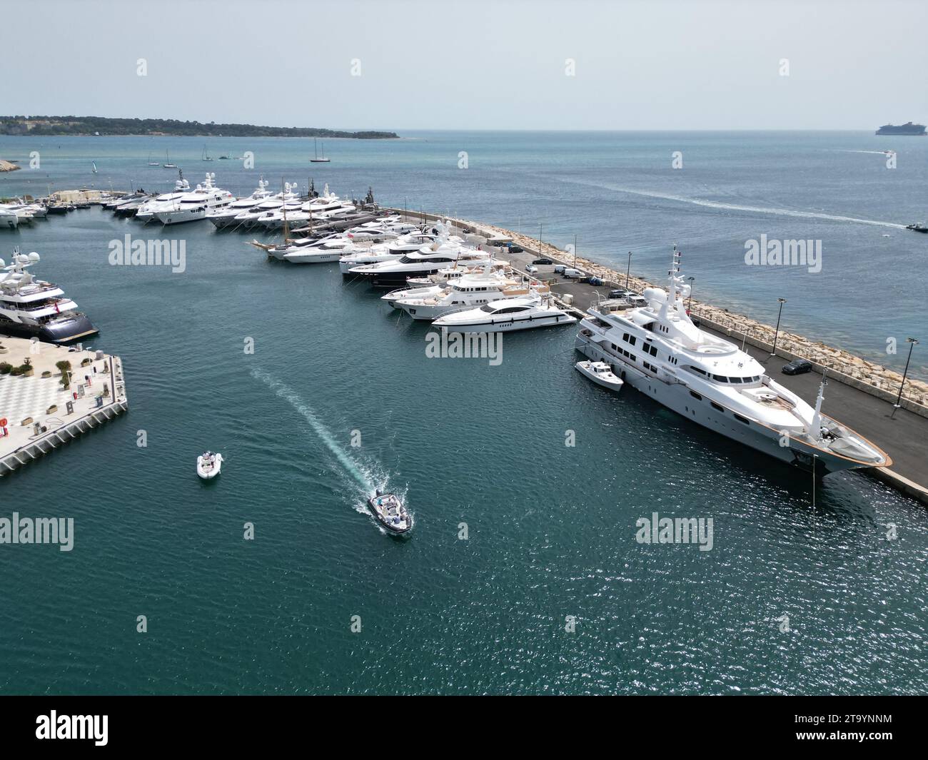 Große Super Yatchte vertäut DIAMS Yachting Französisch Riviera Cannes Frane Drohne, Luftfahrt Stockfoto