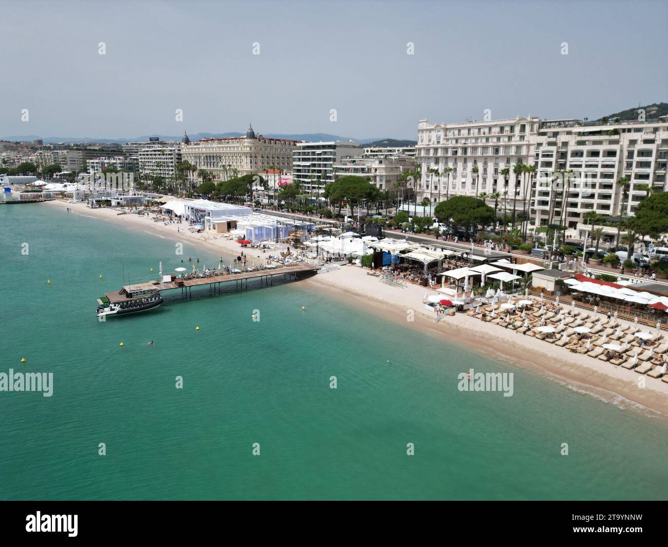 Strand mit Event in Progress Cannes Frankreich Drohne, Luftfahrt Stockfoto