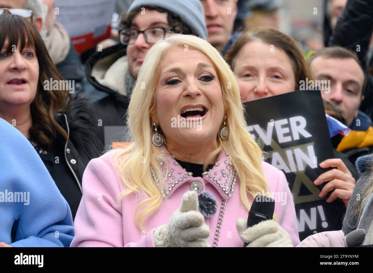 Vanessa Feltz nimmt am Marsch gegen Antisemitismus Teil, London, 26. November 2023. Stockfoto