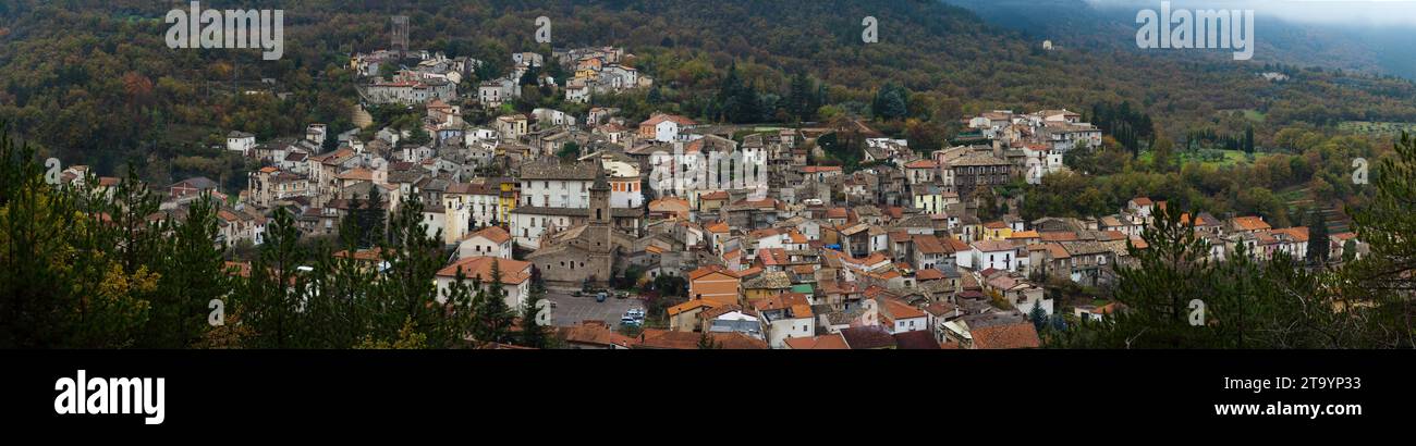 Panoramaaufnahme der mittelalterlichen Stadt Introdacqua, eingetaucht in die Wälder des Monte Genzana. Introdacqua, Provinz L'Aquila, Abruzzen, Italien, Europa Stockfoto