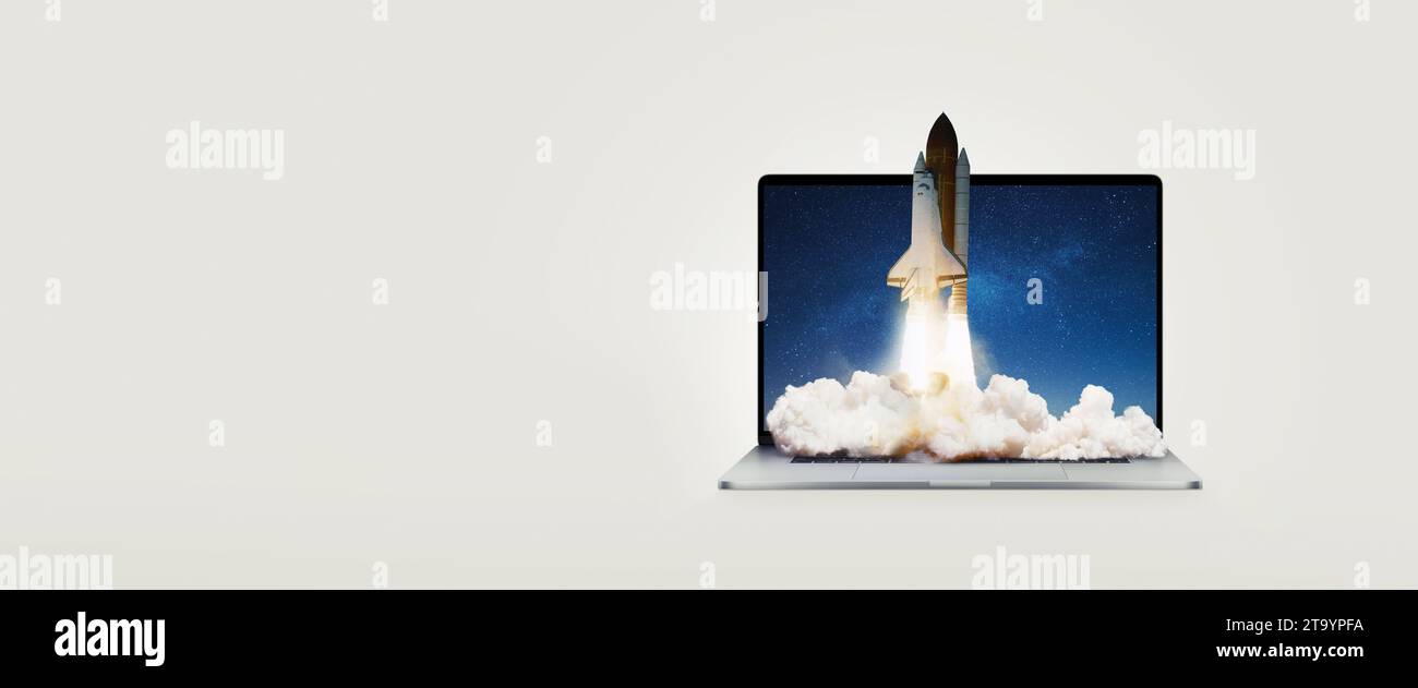 Das Raumschiff startet erfolgreich von einem Laptop auf grauem Hintergrund. Rakete mit Rauchschacht. Notebook- und Wachstumsoptimierung, Konzept. Stockfoto