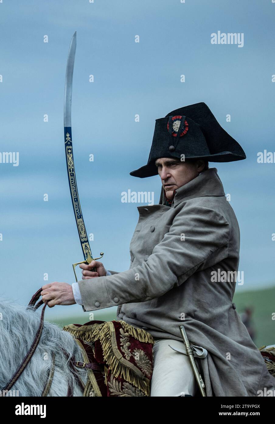 Napoleon (2023) unter der Regie von Ridley Scott mit Joaquin Phoenix, Vanessa Kirby und Tahar Rahim. Episches Biopic, das Aufstieg und Fall des französischen Kaisers Napoleon Bonaparte und seine unberechenbare Beziehung zu seiner Frau Josephine dokumentiert. **NUR FÜR REDAKTIONELLE ZWECKE** Werbefoto. Quelle: BFA / Aidan Monaghan / Columbia Pictures Stockfoto