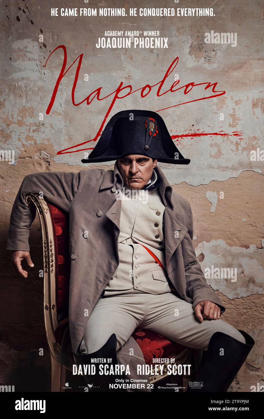 Napoleon (2023) unter der Regie von Ridley Scott mit Joaquin Phoenix, Vanessa Kirby und Tahar Rahim. Episches Biopic, das Aufstieg und Fall des französischen Kaisers Napoleon Bonaparte und seine unberechenbare Beziehung zu seiner Frau Josephine dokumentiert. **NUR FÜR REDAKTIONELLE ZWECKE** Poster mit einem Blatt in den USA. Quelle: BFA / Columbia Pictures Stockfoto