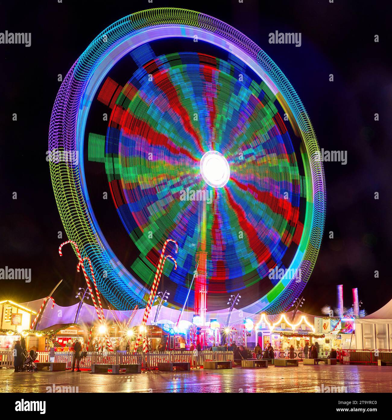 Beleuchtete vertikale Schaukel bei Nacht. Blackpool Weihnachtsmarkt und Messe Stockfoto