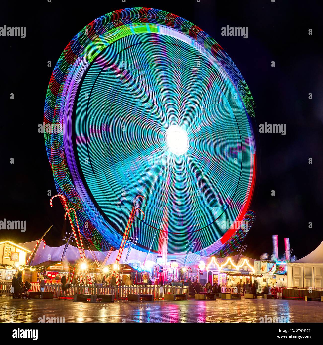 Beleuchtete vertikale Schaukel bei Nacht. Blackpool Weihnachtsmarkt und Messe Stockfoto