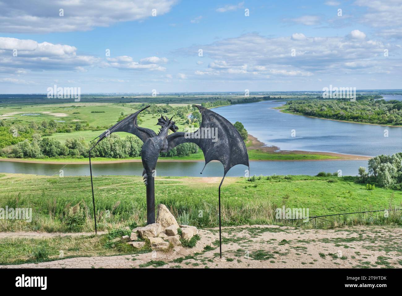 Jelabuga, Russland - 18. Juni 2023: Skulpturale Komposition Dragon Orakel, Gataullin, 2016. Schlange - Prädiktor, Charakter der lokalen Legenden. Blick auf die Konf Stockfoto