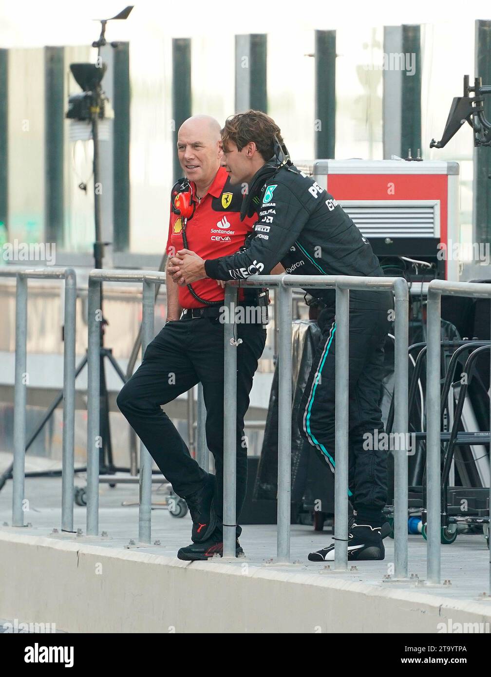 28. November 2023, Yas Marina Circuit, Abu Dhabi, Formel 1 Abu Dhabi Test 2023, im Bild George Russell (GBR), Mercedes-AMG Petronas F1 Team im Gespräch mit Ferrari-Ingenieur Jock Clear. Stockfoto