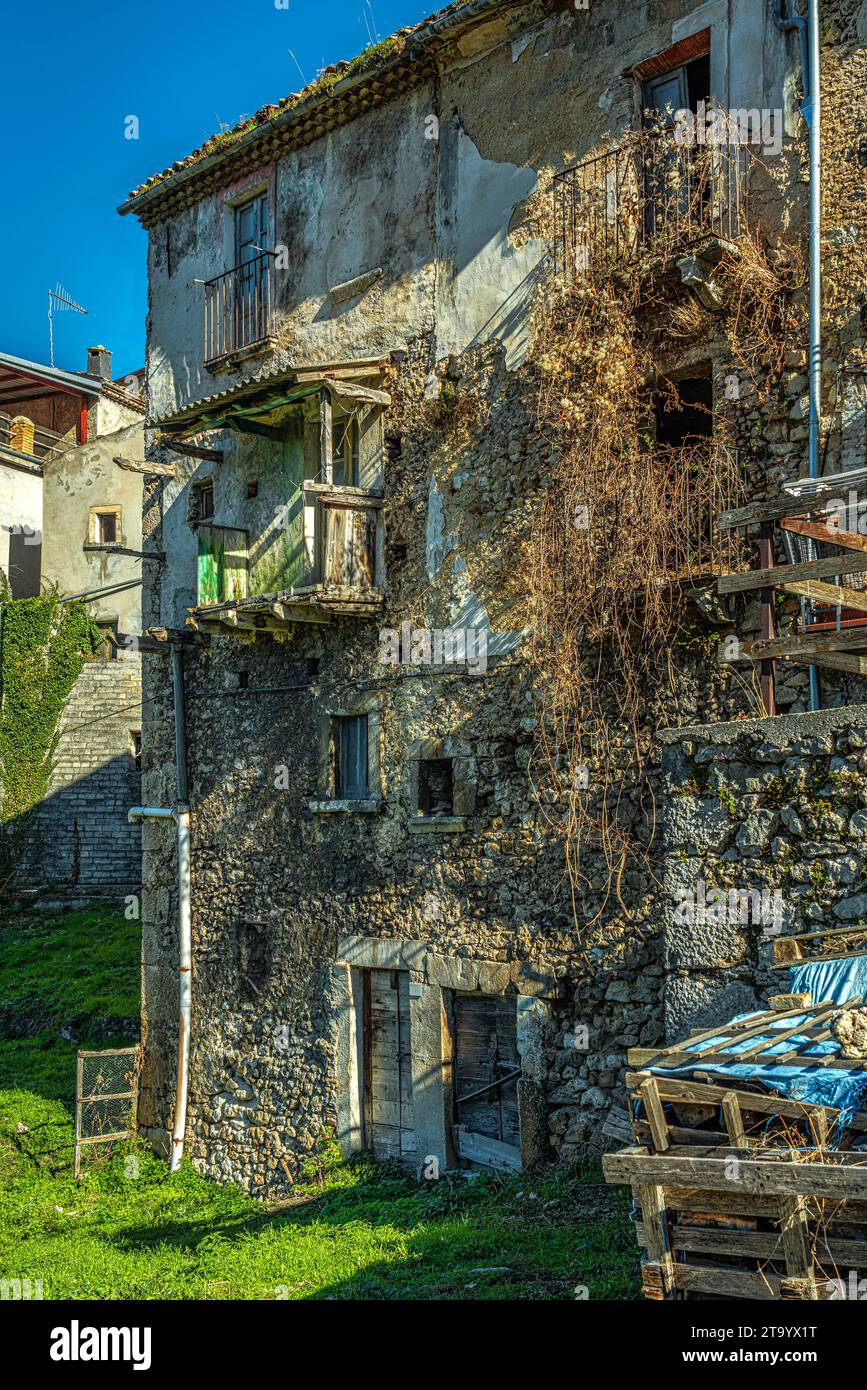 Blick auf das historische Zentrum der Bergstadt Cansano. Alte Steinhäuser und Holzbalkone. Cansano, Provinz L'Aquila, Abruzzen, Italien, Stockfoto
