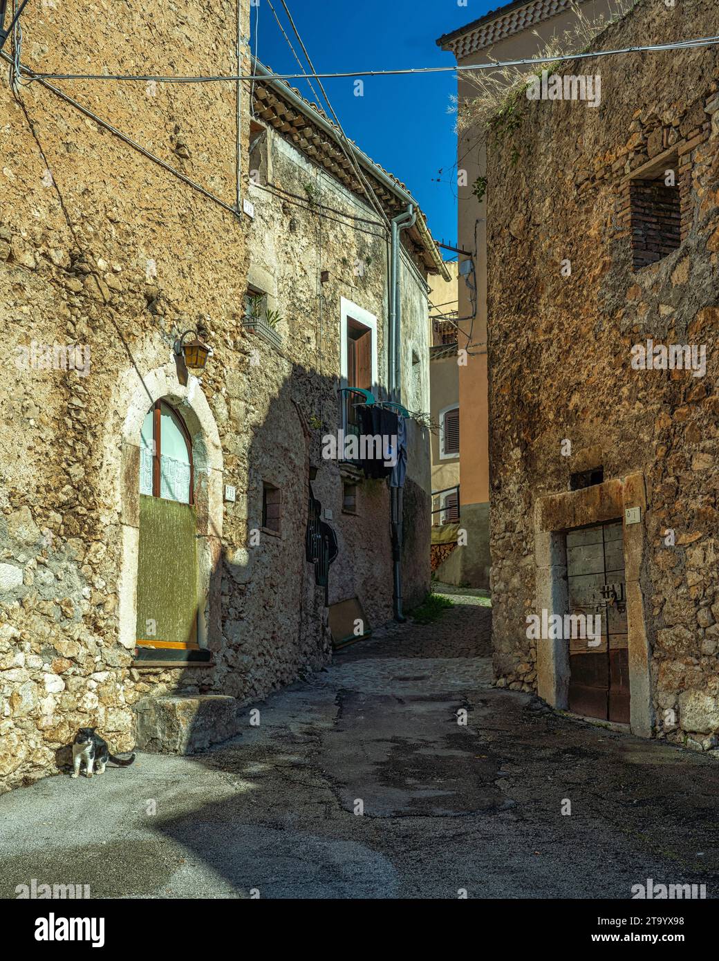 Blick auf das historische Zentrum der Bergstadt Cansano. Alte Steinhäuser. Cansano, Provinz L'Aquila, Abruzzen, Italien, Stockfoto