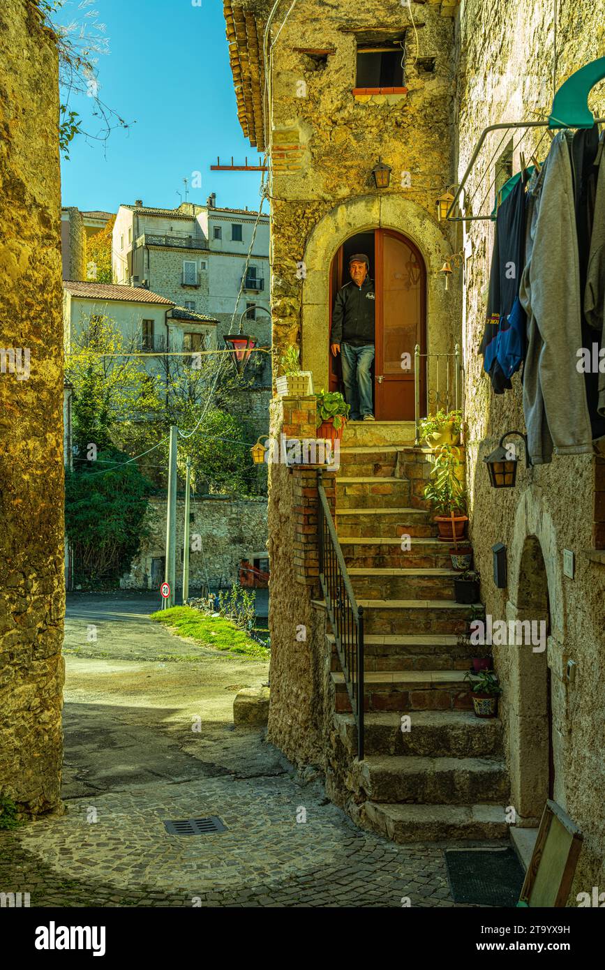 Einblicke in das historische Zentrum der Berggemeinde Cansano, alte Steinhäuser und steile Einstiegsstufen. Cansano, Provinz L'Aquila, Abruzz Stockfoto