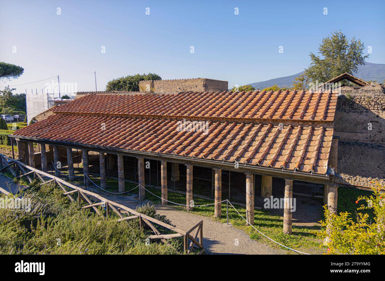 Archäologischer Park von Pompeji, Villa der Mysterien: Südhöhe, seitlicher Eingang (Südkolonnaden + Eingang Villa). Antike Architektur. Stockfoto