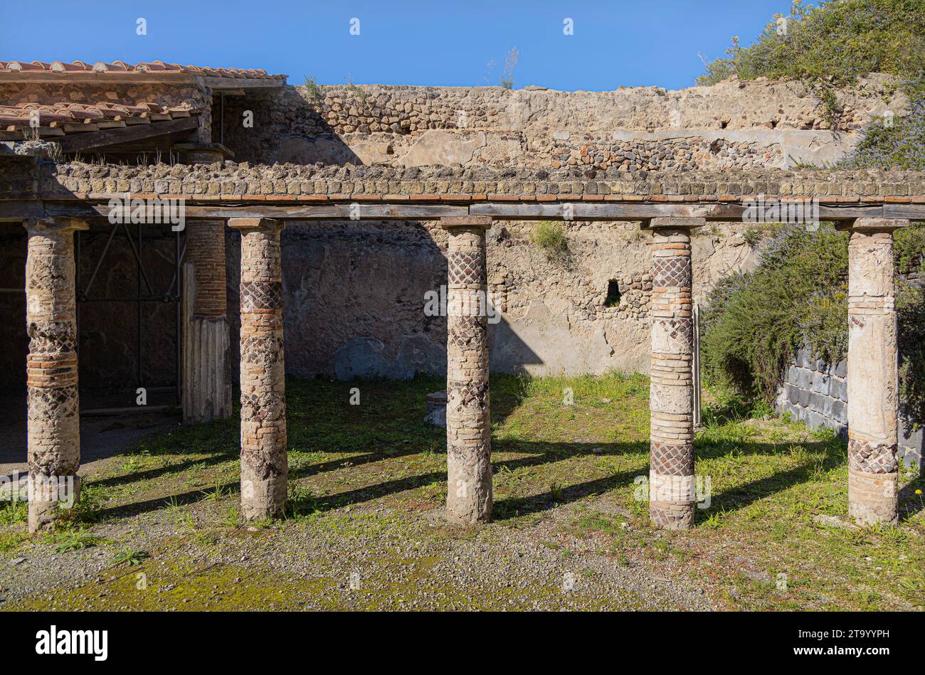 Archäologischer Park Pompeji, Villa der Mysterien, Südkolonnaden (Seiteneingang), Architektur, Säulen, Detail. Stockfoto