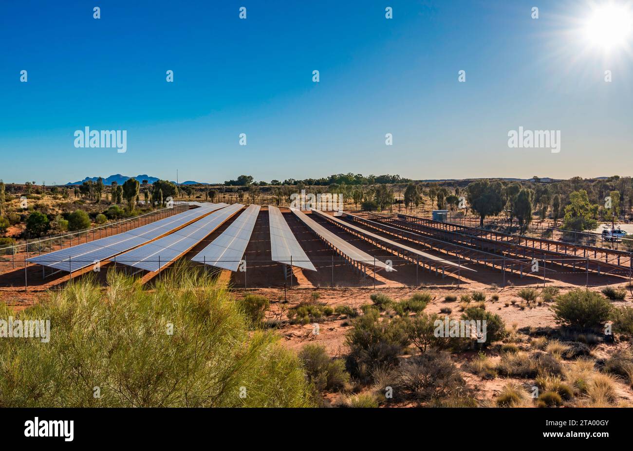 Teil des Tjintu Solar Fields im Ayers Rock Resort in Zentralaustralien. Die Photovoltaik-Panels (PV) decken bis zu 30 % des Strombedarfs des Resorts ab Stockfoto