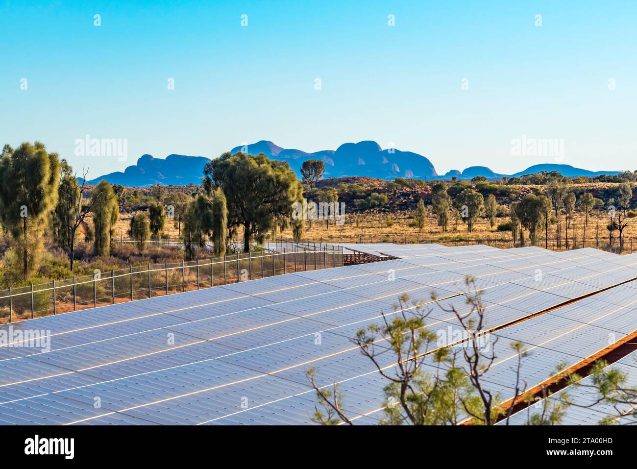 Teil des Tjintu Solar Fields im Ayers Rock Resort in Zentralaustralien. Die Photovoltaik-Panels (PV) decken bis zu 30 % des Strombedarfs des Resorts ab Stockfoto