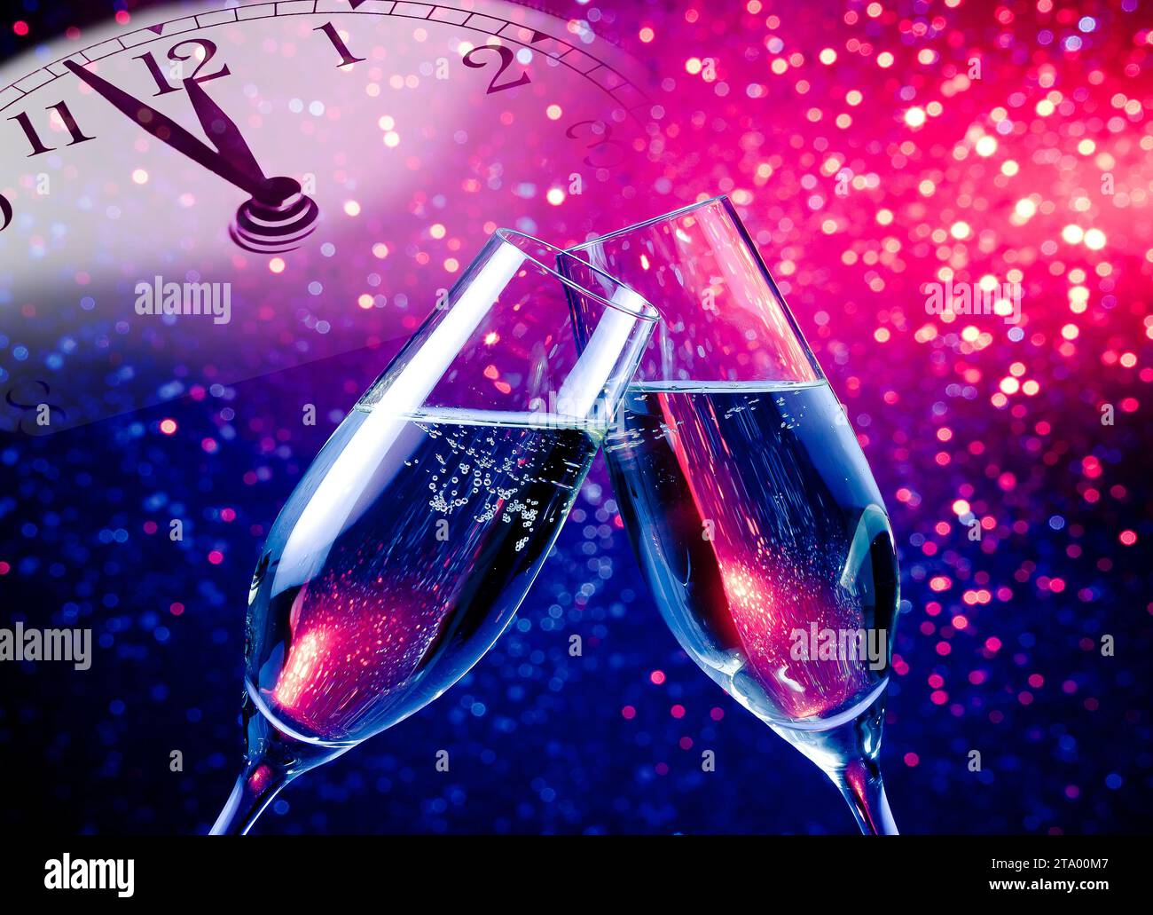 Champagnerflöten mit goldenen Blasen lassen auf blau und lila-violett hellen Bokeh Hintergrund mit Vintage Wecker zeigt Mittag oder Mitternacht, Happy New Year Konzept Stockfoto