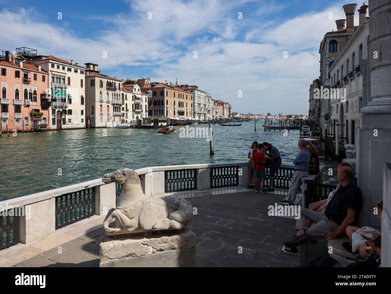 Venedig, Italien - 5. September 2022: Blick auf den Canale Grande von der Terrasse der Peggy Guggenheim Collection in Venedig Stockfoto