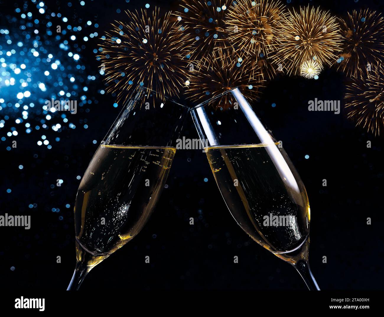 Champagnerflöten mit goldenen Blasen sorgen für Beifall auf blauem Bokeh und Feuerwerk im Hintergrund, Happy New Year Konzept Stockfoto