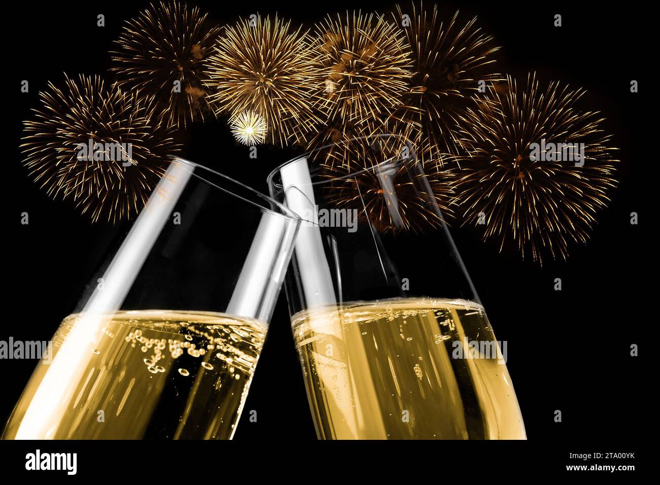 Champagnerflöten mit goldenen Bläschen sorgen für ein Feuerwerk mit schwarzem Hintergrund, ein Happy New Year-Konzept Stockfoto