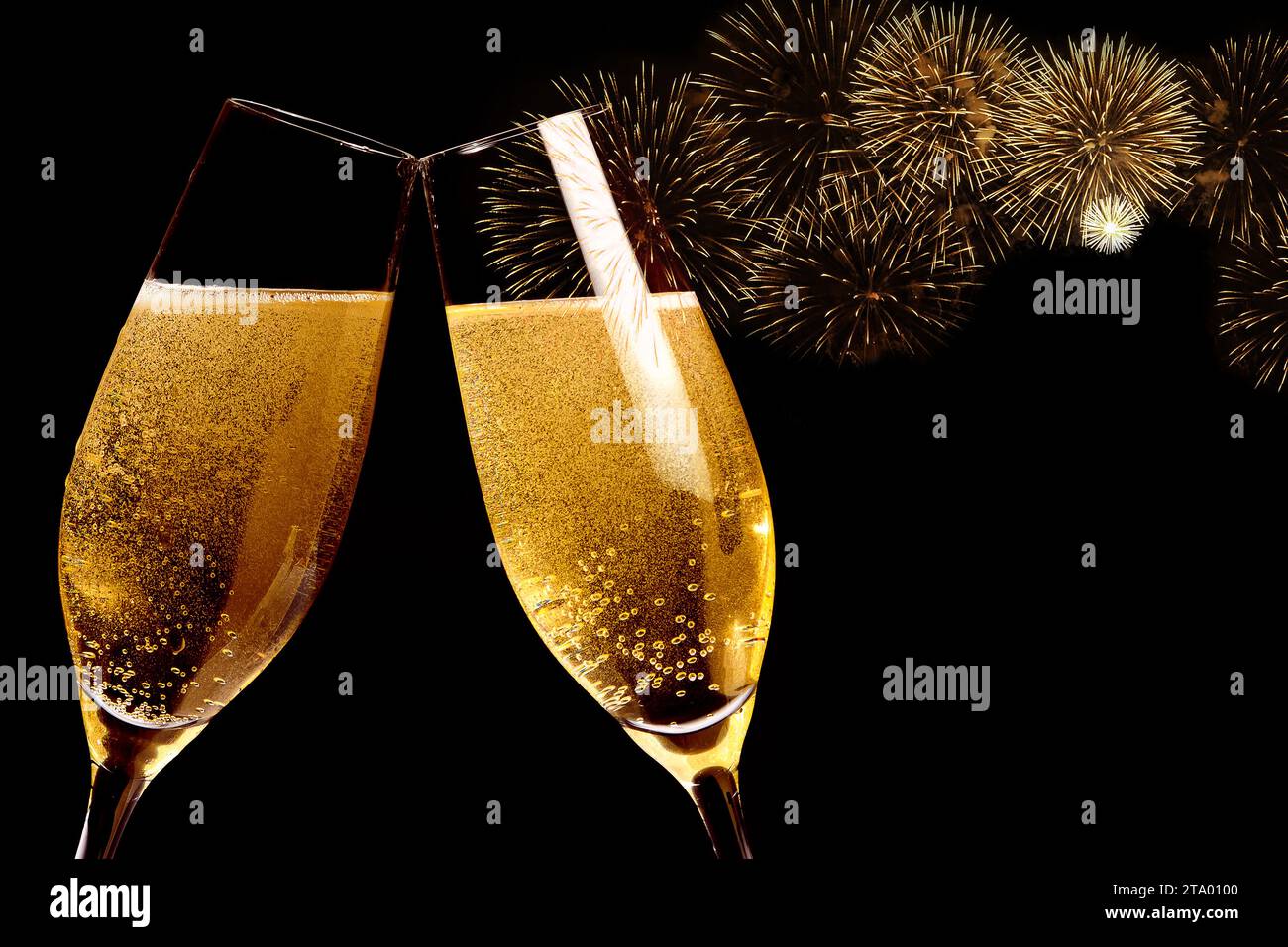 Champagnerflöten mit goldenen Bläschen sorgen für ein Feuerwerk mit schwarzem Hintergrund, ein Happy New Year-Konzept Stockfoto
